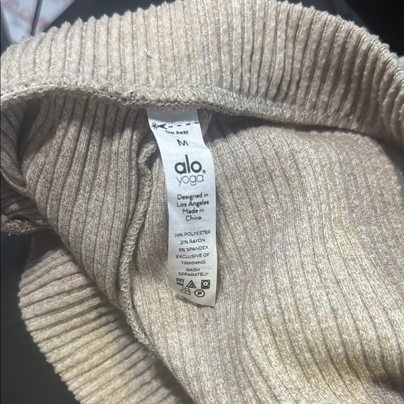 ALO Yoga size medium  Women's Ribbed Beige or cream Shorts - Picture 3 of 7